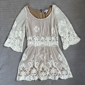 Klänning - Virkad klänning i fint skick. Hudfärgat innertyg.