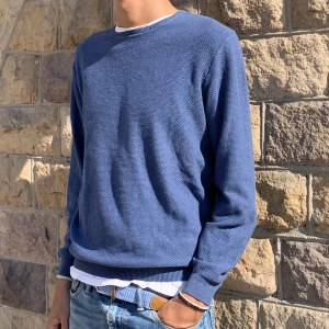 Snygg cashmere tröja från Massimo dutti - Säljer denna riktigt sköna cashmere-mix tröja från Massimo dutti! Storlek L men passar för mig som är M! 