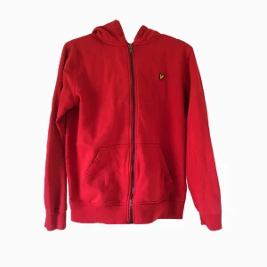 Lyle & scott hoodie  - Jättefin lyle&scott zip up hoodie. Väldigt bra skick.