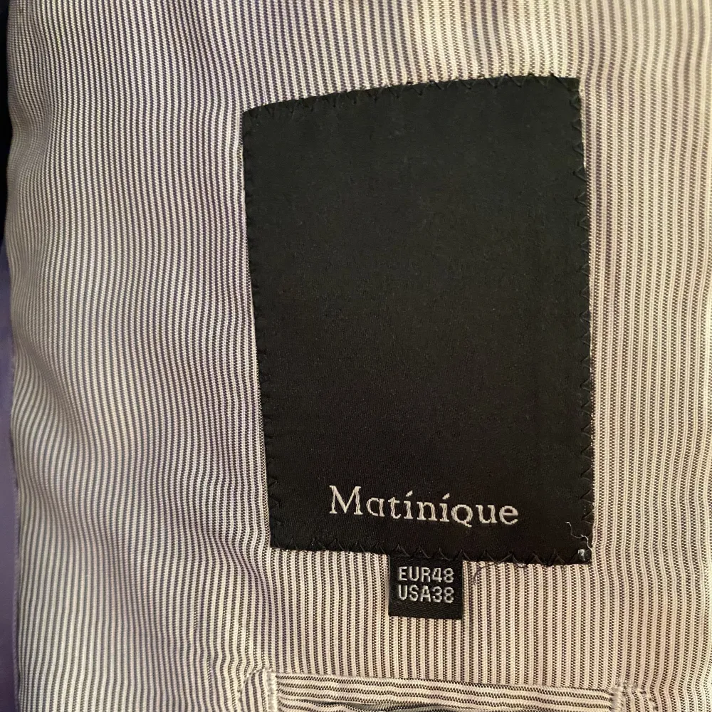 Hej, säljer en ljusgrå kostym från Matinique i storlek 48/Medium. Passar mig som är 180cm perfekt. Lite ledigare passform och sitter inte så stramt. Ny kemtvättad samt helt nya knappar på båda ärmar samt magen. Ren och i perfekt skick. Nypris runt 3000kr.. Puvut & Bleiserit.