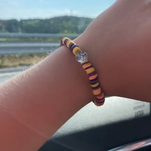 Arband  - Ett arband som är väldigt vaket. Frakten kostar 15 kr om du vill ha frakt eller så kan vi mötas up 