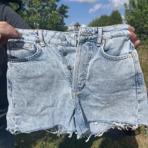 Jeansshorts  - Använts ett fåtal gånger men de är i ett mycket bra skick. Skulle påstå att de ser finare ut i verkligheten än på bilden så fråga gärna om fler bilder så skickar jag! De vita trådarna vid benen sticker ut mer än vad som syns! 