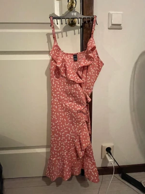 Sommar klänning - Jättesöt klänning med vita hjärtan med volanger och knytning (: