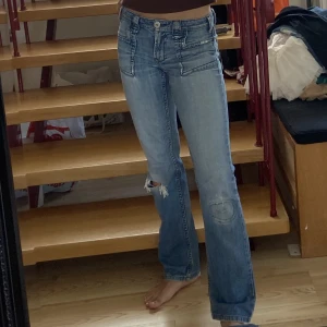 Vintage jeans - Hej!   Ett par vintage jeans från gamla Lindex, Så coola detaljer på! De har gått sönder under höger rumpa,  går såklart att både laga elr rocka!!  Rensar garderoben och säljer ut en massa kläder! Samfraktar gärna, priset är diskuterbart vid snabb affär!❤️