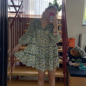 Meshklänning till sommaren  - Hej!   En perfekt meshklänning för sommaren att ha som en coverup till stranden eller bara till vardags!   Rensar garderoben och säljer ut en massa kläder! Samfraktar gärna, priset är diskuterbart vid snabb affär!❤️