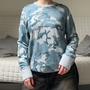Blå camo tröja - Säljer denna blå camotröja i storlek L❤️