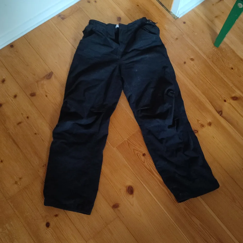 Parachute pants som sällan har sällan används i bra skick! . Jeans & Byxor.