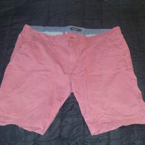 Ett par rosa shorts ifrån Dressman XL i storlek 3xl