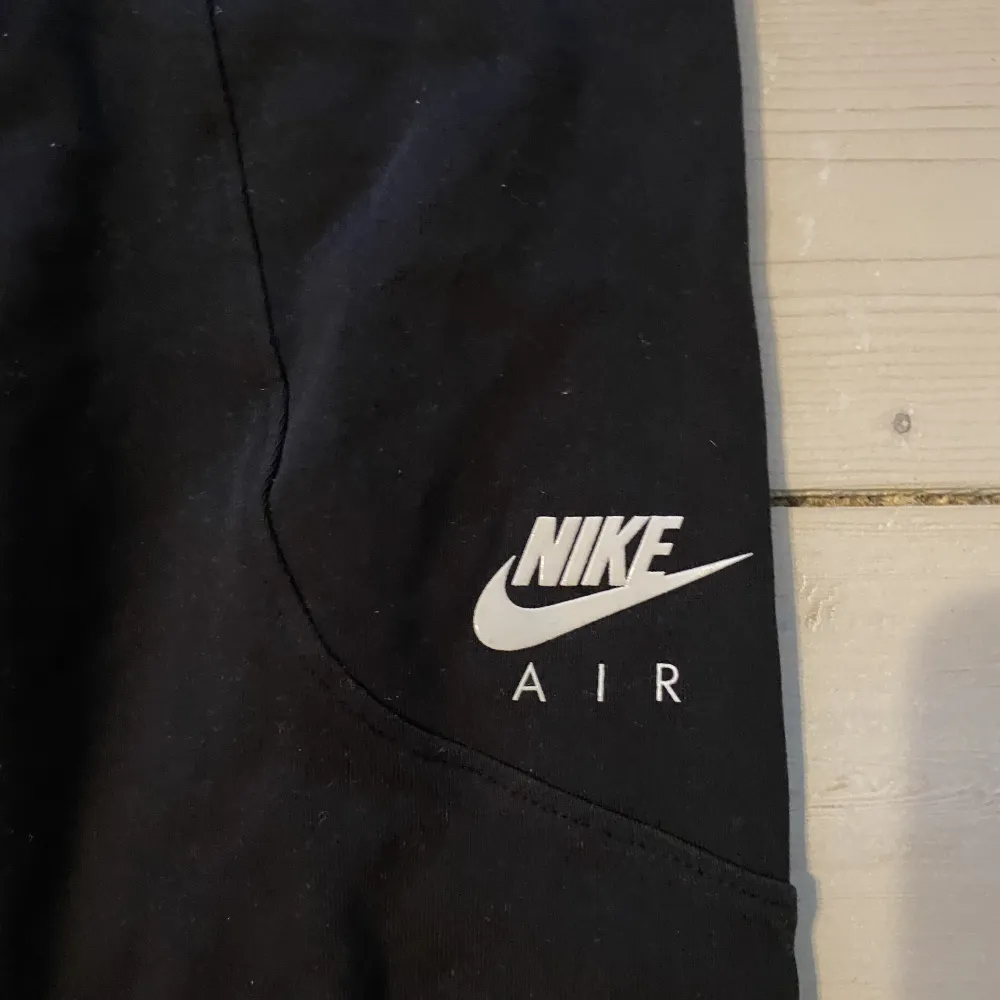 Nike leggings jätte bra skick använt typ 2ggr bara helt nya! Men dem är för små för mig så vill bli av med dem!💕 . Jeans & Byxor.