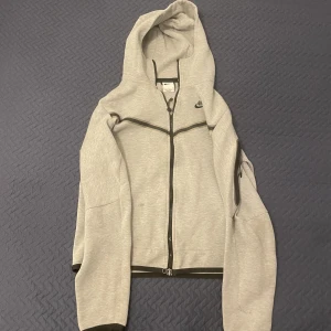 Nike tech fleece  - Jag säljer min Nike tech fleece för jag har köpt en annan färg den är i bra skick har inte änvänt så mycke 