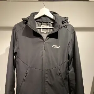 Snygg windbreaker från Jack & Jones. Funkar bra i allt väder men kanske lite kall när det är minusgrader. Skick 9/10 använd cirka 10 gånger. På etiketten är strl Xs men den passar definitivt S lika bra. Skriv privat för fler bilder eller frågor.