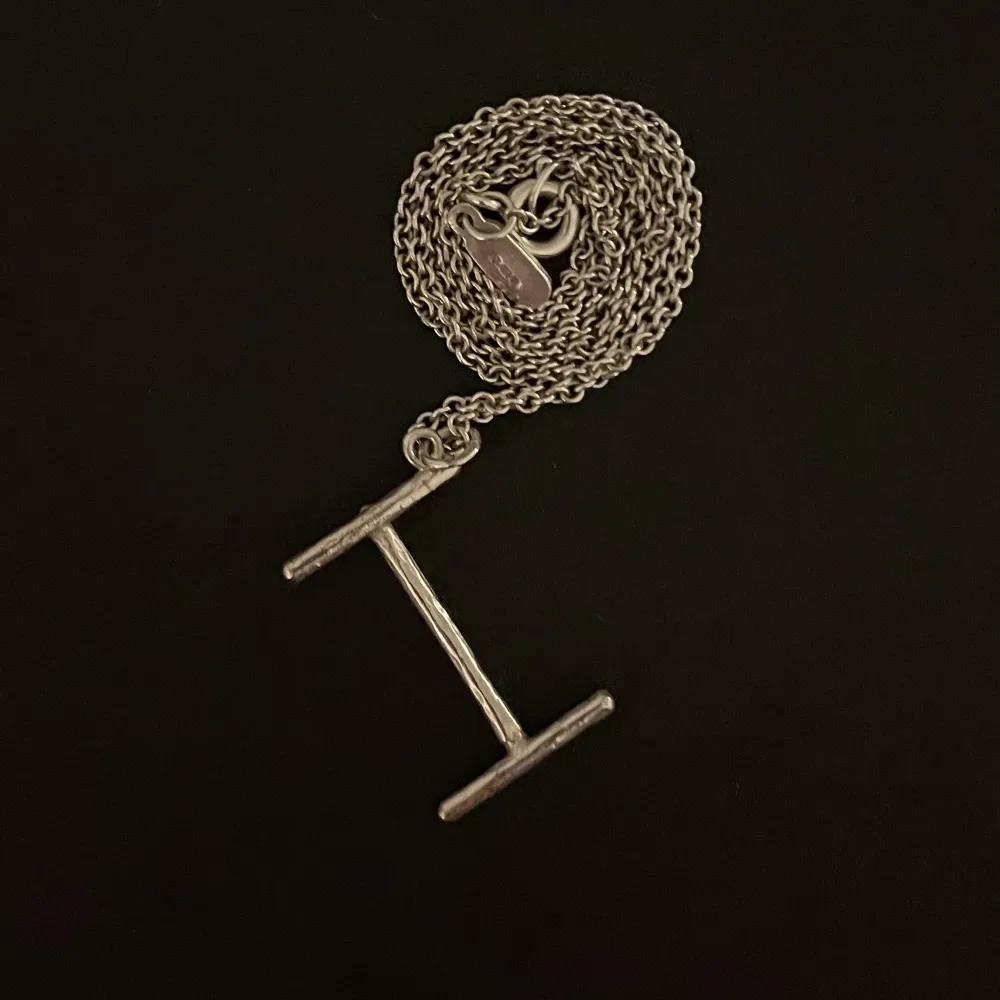 Säljer detta Maria Nilsdotter halsband med bokstaven ”I”❤️. Accessoarer.