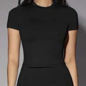 svart croppad t-shirt  - svart croppad t-shirt i storlek M. säljer då den inte kommer till användning. fint skick, knappt använd. Köparen står för frakten!