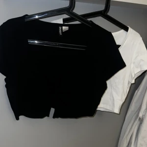 Toppar - säljer två superfina toppar med två knytningar framtill då jag inte använder dem längre. Båda för 50kr. Nypris 149kr styck. Köpsten står för frakten
