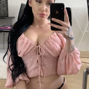 Supersöt blus - Fashionova blus med många fina detaljer 🩷 står storlek M men den är liten i storleken så passar nån som har S. 