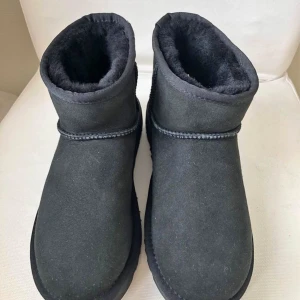 Uggs - Använt ett par gånger, men ser helt nya ut.  
