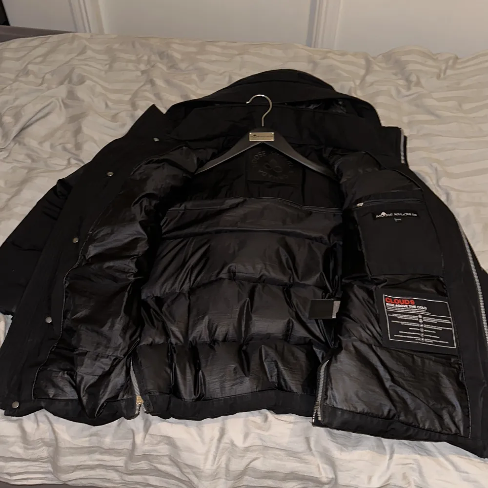 Denna jackan är köpt i november 2021. Den är använd en vinter sedan köpte jag en ny. Den är i nyskick och är inte använd så många gånger. Kvittot med följer. . Jackor.