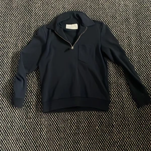 A Day’s March Half zip up navy blue - Fett half zip up lätt att matcha inga spår på användning 9/10 i sckik Om du har någon fråga är dett bara skriva!
