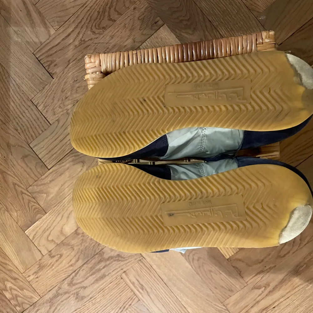 Säljer dessa Philippe model skor. Storlek 41. Inte använda på senaste året, men använda tidigare. Har tagit lite slit på hälen (se bild) samt inte riktigt i samma form som vid nya kanske. Annars i gott skick. . Kengät.