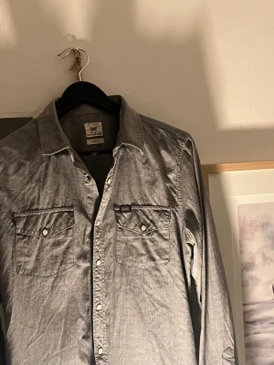 Lee skjorta - Lee skjorta, grå randig och har riktigt bra passform