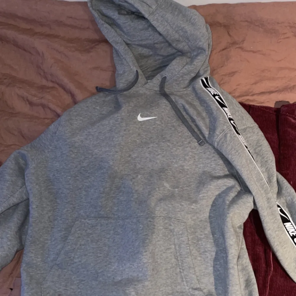 Nike hoodie storlek M använt några gånger men väldigt bra skick . Hoodies.