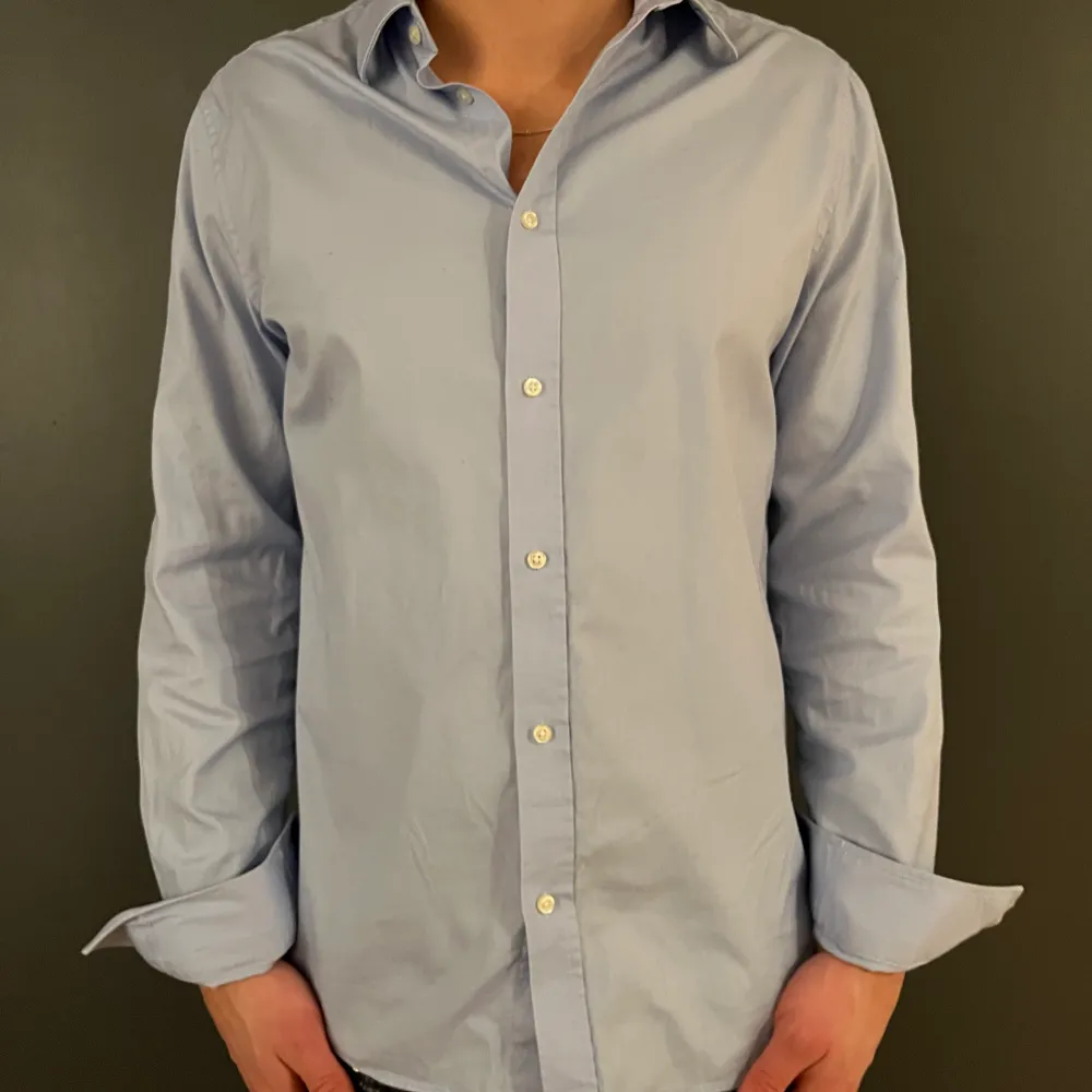 Fräsch blå skjorta från bläck, knappt använd, skicka 10/10, kan gå lägre i pris vid snabb affär. Skjortor.