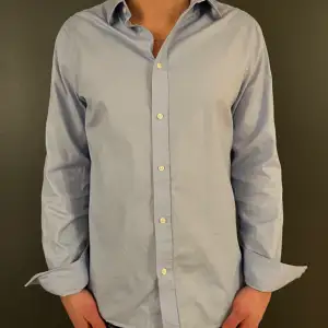 Fräsch blå skjorta från bläck, knappt använd, skicka 10/10, kan gå lägre i pris vid snabb affär