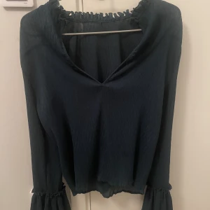 Fin blus  - Mycke fin mörkgrön blus.