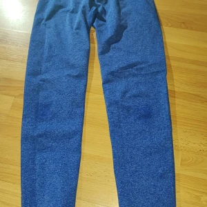 Blåa träningsbyxor - Blåa- lila täningsbyxor, märke nvgtn, skriv för mer bilder