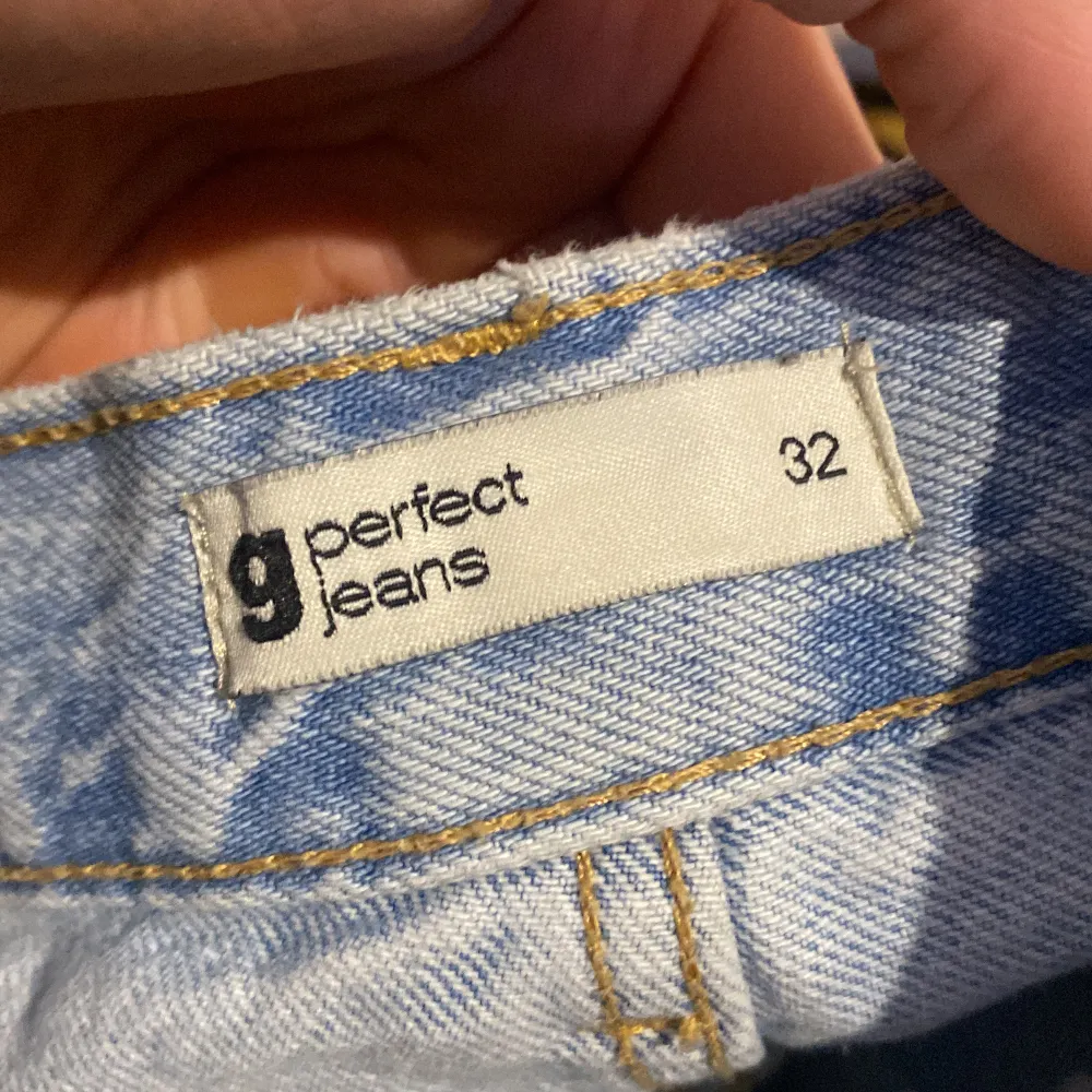 Säljer dessa jeans från Gina då de blivit för små! De är köpta för ungefär 1 år sedan och nypris är runt 500kr💗. Jeans & Byxor.
