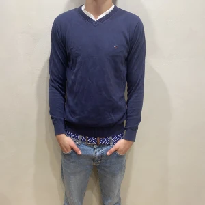 Tröja Tommy Hilfiger  - Hej! Säljer nu min tröja från märket Tommy Hilfiger storlek S i fint skick. Modellen på bilden är 180cm lång och väger 80kg. Tveka inte på att höra av dig om du har några frågor eller funderingar kring varan!