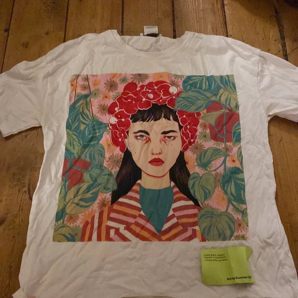 T-shirt från Zaras ’Women in Art’ kollektion. Tröjan är i fantastiskt skick, är endast tvättad och använd ett fåtal gånger. . T-shirts.