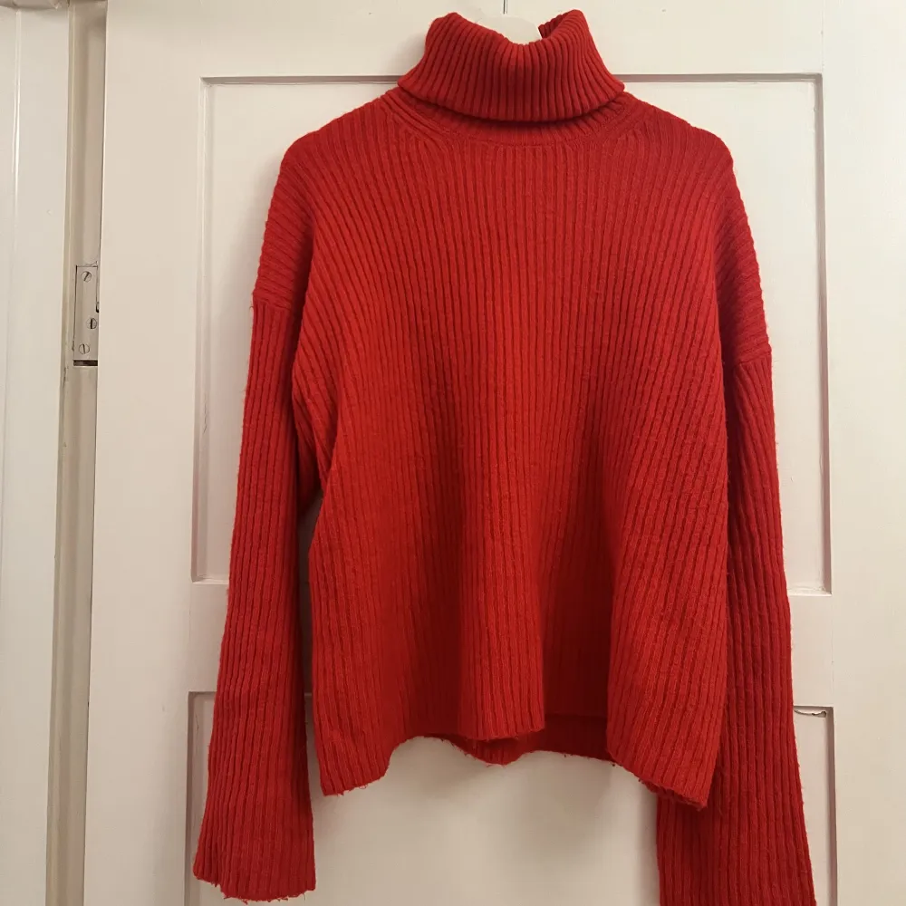 Röd tröja m polokrage från H&M Storlek: M Material: 52% polyester, 41% akryl, 4% ull, 3% elastan  Skick: Som ny - använd ett par gånger så fint skick, utan anmärkning. . Tröjor & Koftor.