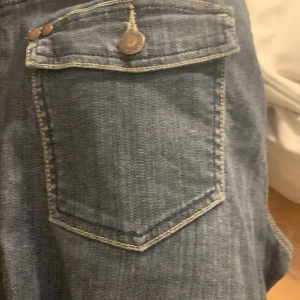 Jeans med knappar på fickorna - Jätte snygga jeans helt okej bootcut storlek 38