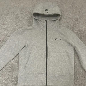 Sail Racing Zip Up Hoodie - Säljer denna helt oanvända snygga sail racing hoodie från kidsbrandstore då jag inte haft någon användning av den. Storlek 170 passar både en S eller M. Köpt för 900 säljer för 750. Priset kan diskuteras 💞