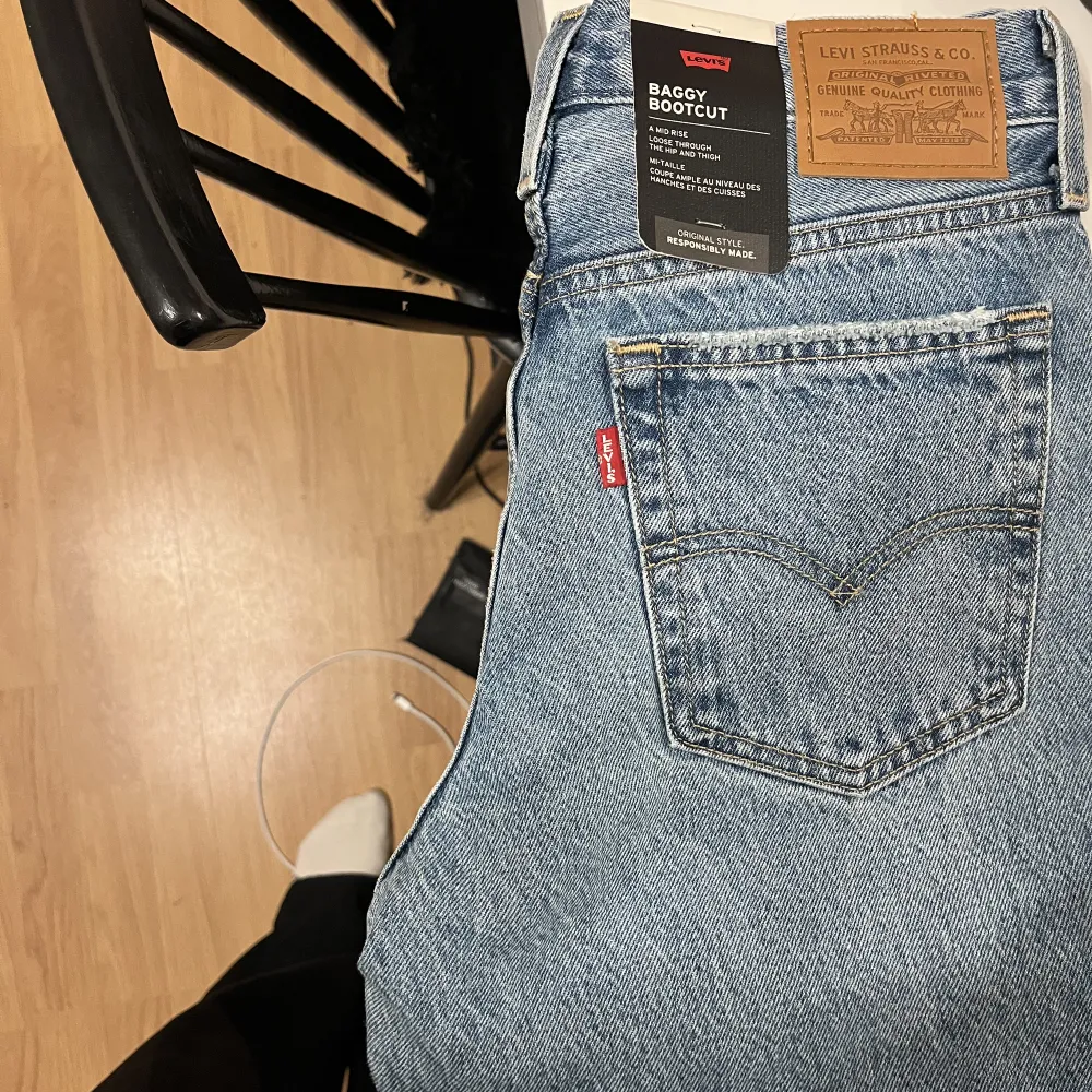 Säljer ett par Levis jeans då dom va försmå när jag beställde dom och har glömt att skicka tillbaka❤️ Helt nya med alla lappar kvar och storleken motsvarar S/36❤️skriv för fler frågor. Jeans & Byxor.