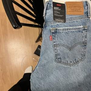 Säljer ett par Levis jeans då dom va försmå när jag beställde dom och har glömt att skicka tillbaka❤️ Helt nya med alla lappar kvar och storleken motsvarar S/36❤️skriv för fler frågor