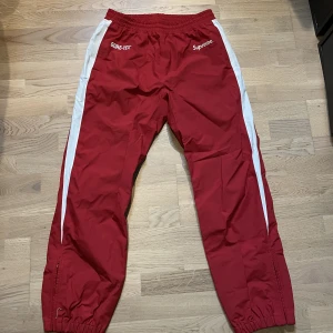 Supreme Goretex pants  - Varma sköna typ överdrags byxor. Nån fläck på baksidan går säkert att gå bort 
