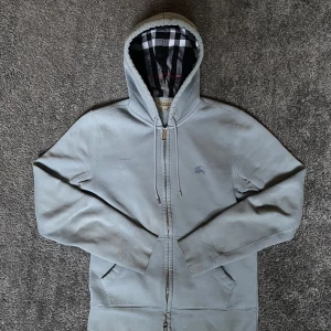 Burberry Hoodie  - Säljer nu denna burberry zip Hoodie bra skick och väldigt sällsynt och snygg färg! Storlek S 