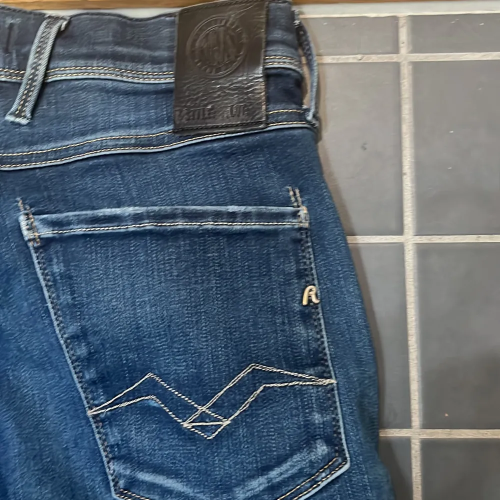 Tjena, säljer nu ett par riktigt feta Replay jeans i den eftertraktade modellen anbass. Skick (9,5) då dem inte har tecken på användning och bara är använda fåtal gånger. Nypris 1400. Tveka inte på att höra av er vid minsta fundering eller fråga, Gustav. Jeans & Byxor.