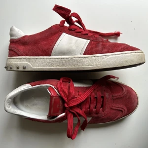 Valentino Fly Crew - Säljer mina röda Valentino Fly Crews. Det saknas 3 nitar baktill på skorna (skriv för fler bilder) men i övrigt är de i bra skick ❤️ 