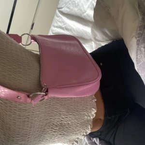 Råsa väska - Säljer min rosa väska