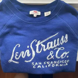 En marinblå tröja från Levi's. Tröjan är i bra skick, säljer pga ingen användning