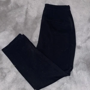 Kostymbyxor - Jätte fina kostymbyxor från na-kd💕 Säljer då dom är för stora för mig i midjan annars sitter dom jätte fint😇