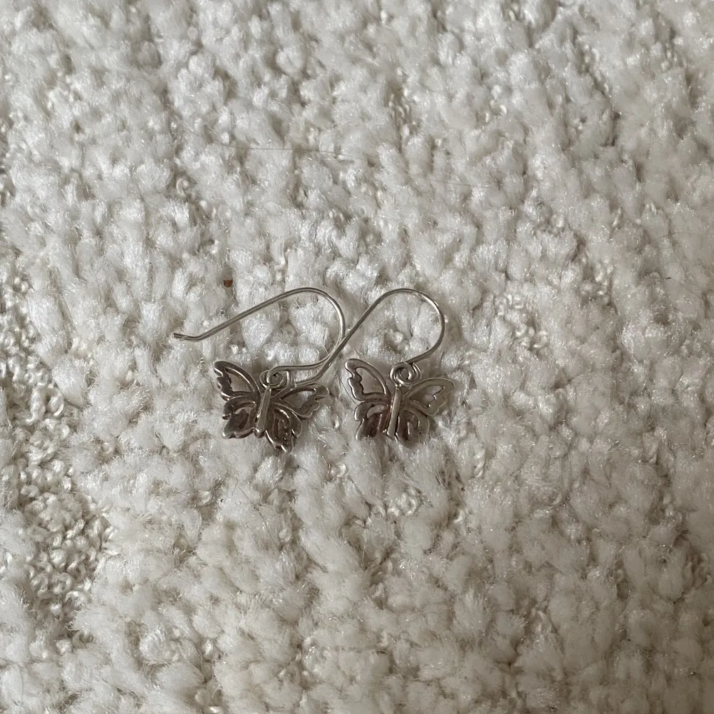 Ett par fjärils silverörhängen från Girri  . Accessoarer.