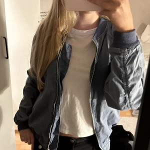 BLÅ KOFTA/ JACKA - Jätte söt liten kofta/jacka som gör en outfit så mycket finare. Jätte bra skick knappast använd.