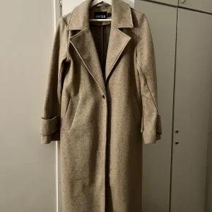 Ullrock dam i beige - Beige ullrock för dam som syrran ber mig sälja! Storlek XS (fast lång) som aldrig använts och gjord i mjuk ull och lite elastiskt material