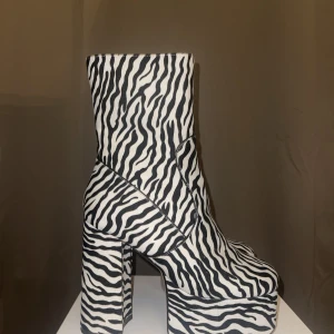 La Moda Zebra Boots - La Moda boots, endast använda 1 gång.  Som nya i skicket.  700kr nypris, säljer för 300kr 