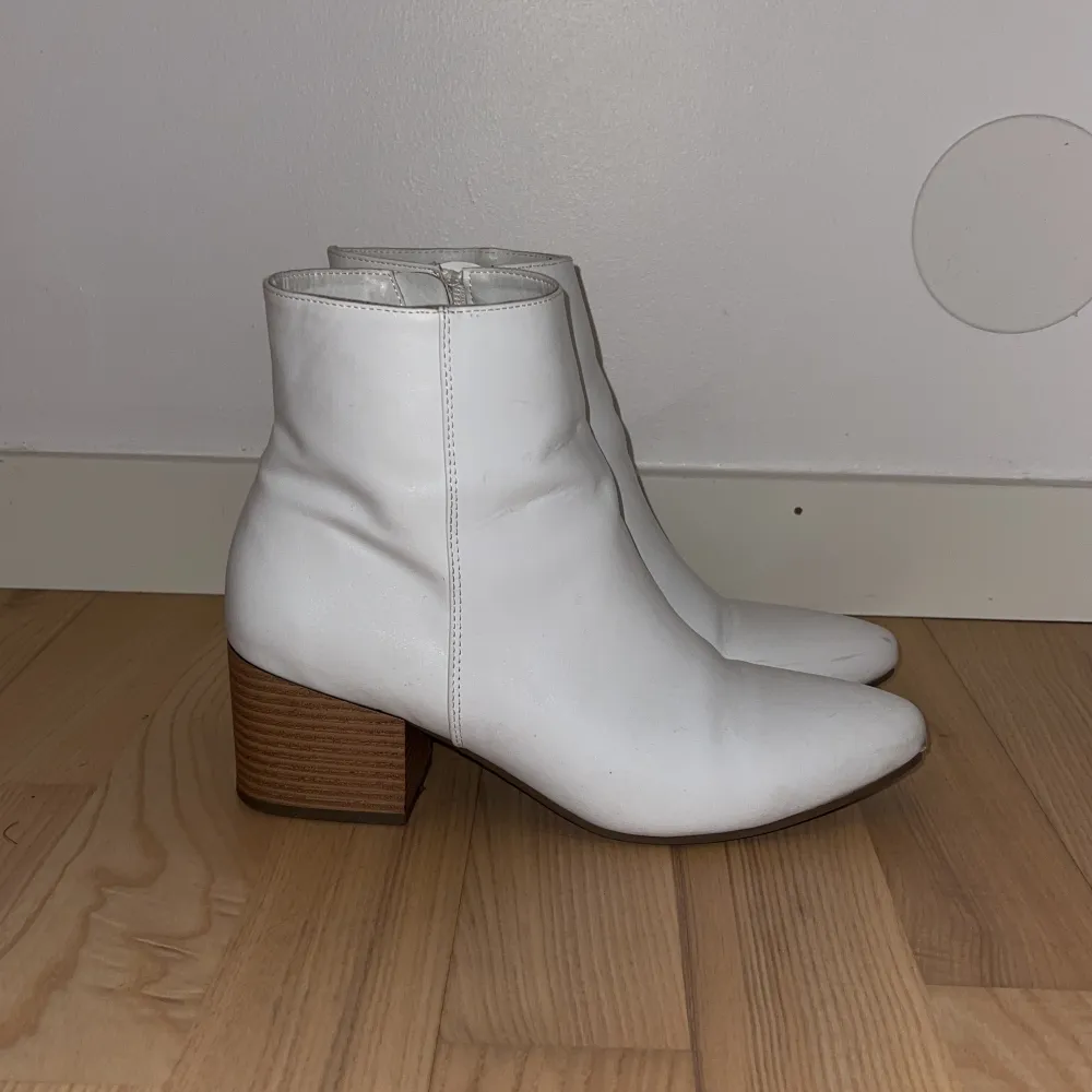 Vita boots med brun klack och spetsig tå. Strl:39. 6cm klack.  Väldigt lite använda så fräscha. . Skor.