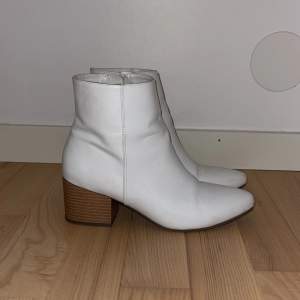 Vita boots med brun klack och spetsig tå. Strl:39. 6cm klack.  Väldigt lite använda så fräscha. 